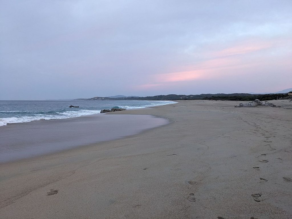 The beach, looking towards Huatunalco.